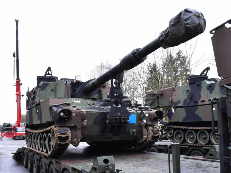 Eine Panzerhaubitze M 109 A7 Paladine wird im Februar 2020 für die Übung Defender Europe 20 im Bahnhof Bergen verladen.