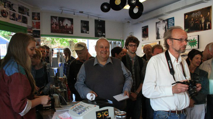 Record-Release-Party im Tutl Shop in Tórshavn, der Hauptstadt der Färöer Inseln. Tutl Records wurde 1976 gegründet und hat die Musik der Färöer-Inseln weltweit bekannt gemacht.