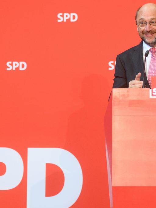 Martin Schulz (SPD), Präsident des Europäischen Parlamentes, spricht am 19.09.2016 bei einer Pressekonferenz beim SPD-Parteikonvent im CongressPark in Wolfsburg (Niedersachsen). Die SPD legt auf einem kleinem Parteitag ihre Haltung zum umstrittenen EU-Handelsabkommen Ceta mit Kanada fest. Foto: Julian Stratenschulte/dpa |