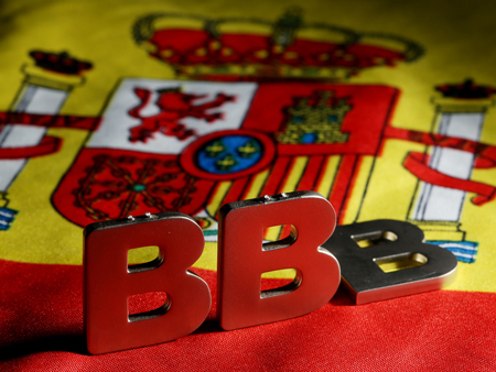 Zwei B-Buchstaben auf einer Spanienflagge, einer liegt