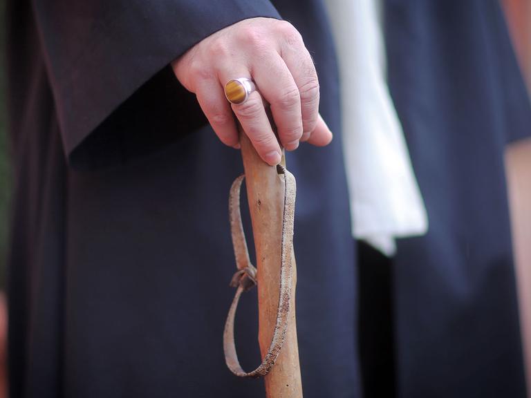 Der aus Darmstadt stammende Konvertit, Gefängnisseelsorger und Islamwissenschaftler Husamuddin Martin Meyer, hält seinen Gehstock in der Hand. Der aus dem Odenwald stammende Gefängnisseelsorger will den Hass bekämpfen. Er fordert aber mehr Betreuung für Muslime - auch nach Entlassung aus dem Knast.