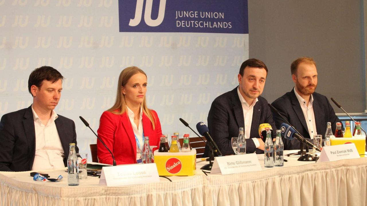 Paul Ziemiak und drei Kollegen sitzen beim Pressegespräch am Tisch Paul Ziemiak und drei Kollegen sitzen beim Pressegespräch am Tisch