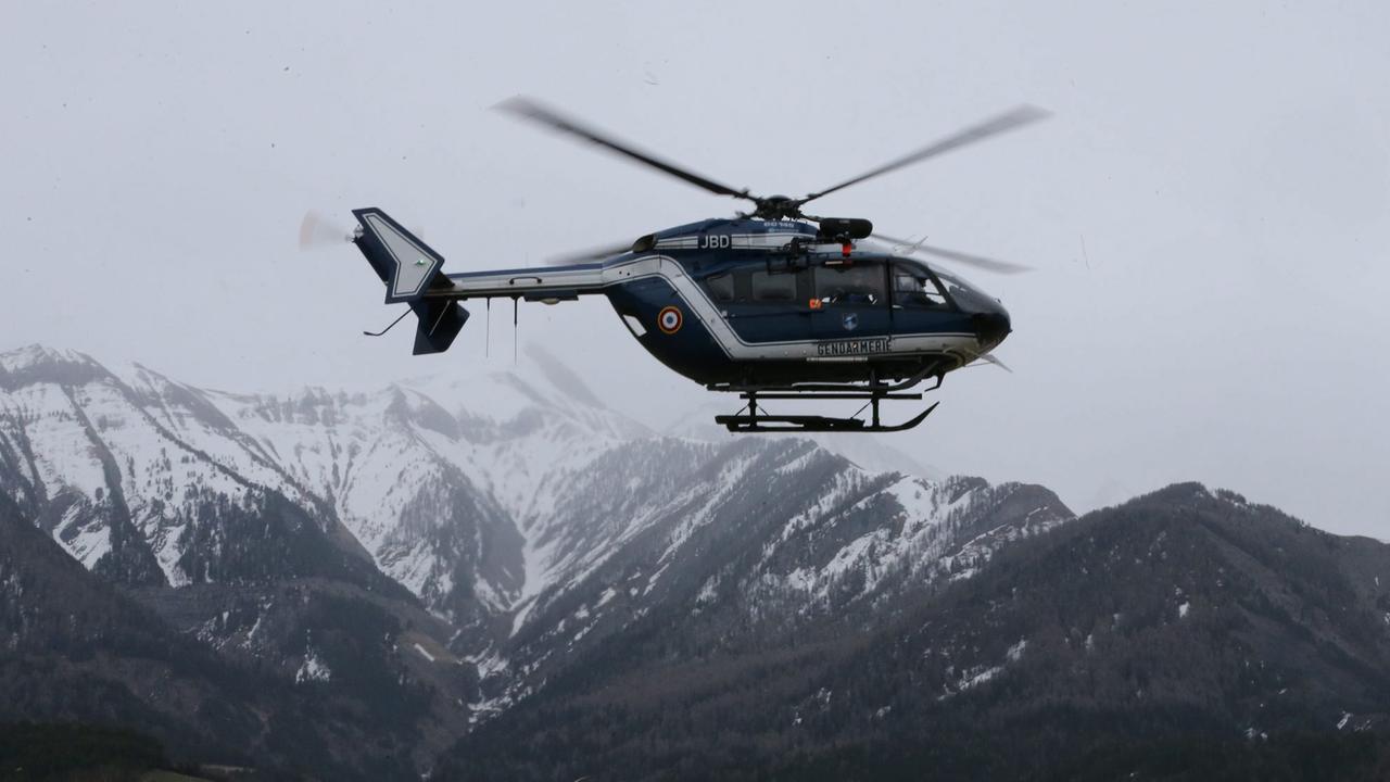 Ein Hubschrauber der Gendarmerie in der Nähe der Germanwings-Unglücksstelle in Südfrankreich 