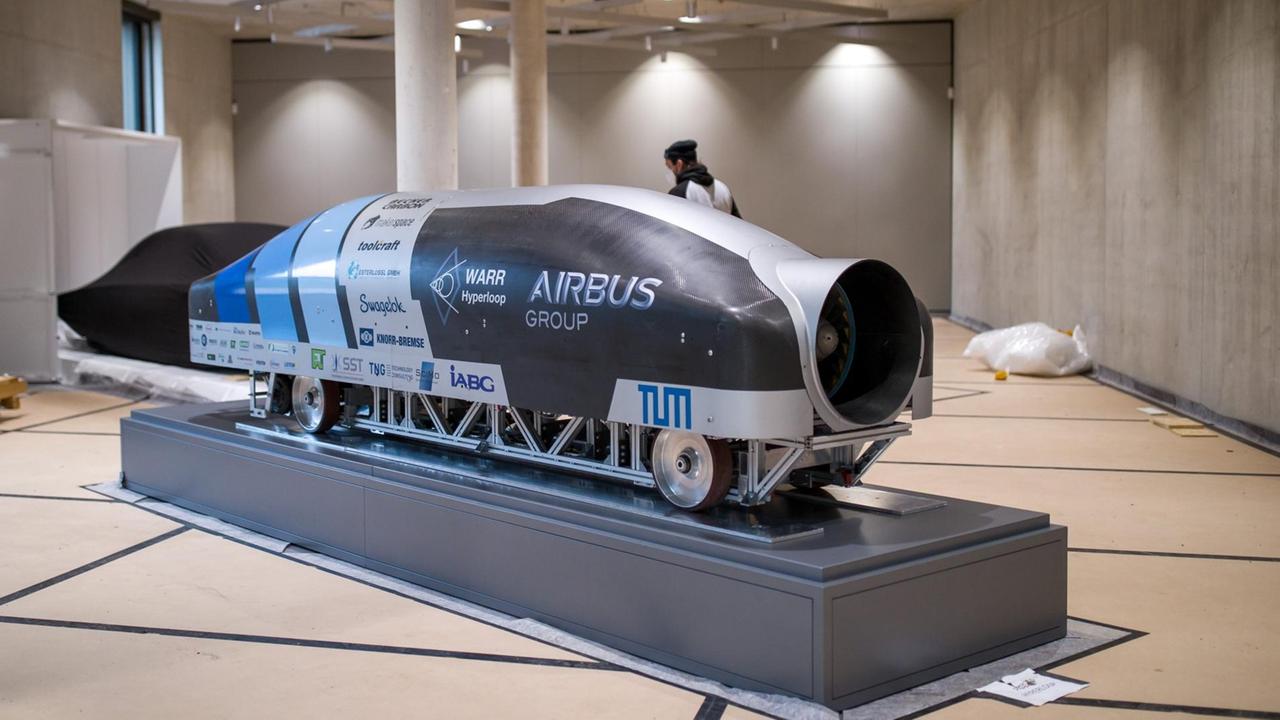 Ein Prototyp für das Hyperloop-Projekt, bei dem magnetisch angetriebene Züge Menschen in einer Vakuum-Röhre transportieren sollen, steht im Zukunftsmuseum, der Zweigstelle des Deutschen Museums München. Das Museum mit knapp 3000 Quadratmeter Ausstellungsfläche, will Zukunftsthemen erlebbar machen und unter ethischen Gesichtspunkten diskutieren.