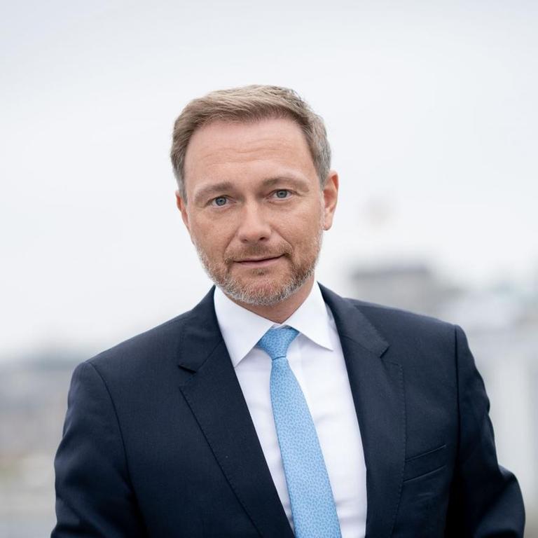 Christian Lindner, Fraktionsvorsitzender im Bundestag und Parteivorsitzender der FDP, steht nach einer Buchpräsentation auf einer Dachterrasse.