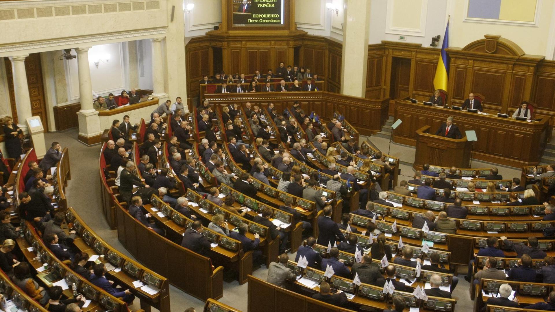 26. November 2018 - Der ukrainische Präsident Petro Poroschenko spricht im Parlament vor der Abstimmung über die Verhängung des Kriegsrechts.
