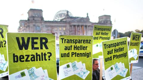 Aktivisten demonstrieren am 18.10.2012 in Berlin vor dem Reichstag für mehr Transparenz bei den Nebeneinkünften von Bundestagsabgeordneten.