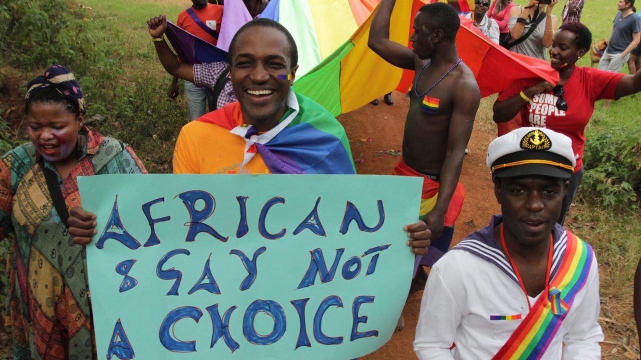 Schwule und lesbische Aktivisten im August 2012 tanzen bei der Gay-Pride-Parade im Botanischen Garten von Ugandas Hauptstadt Entebbe.