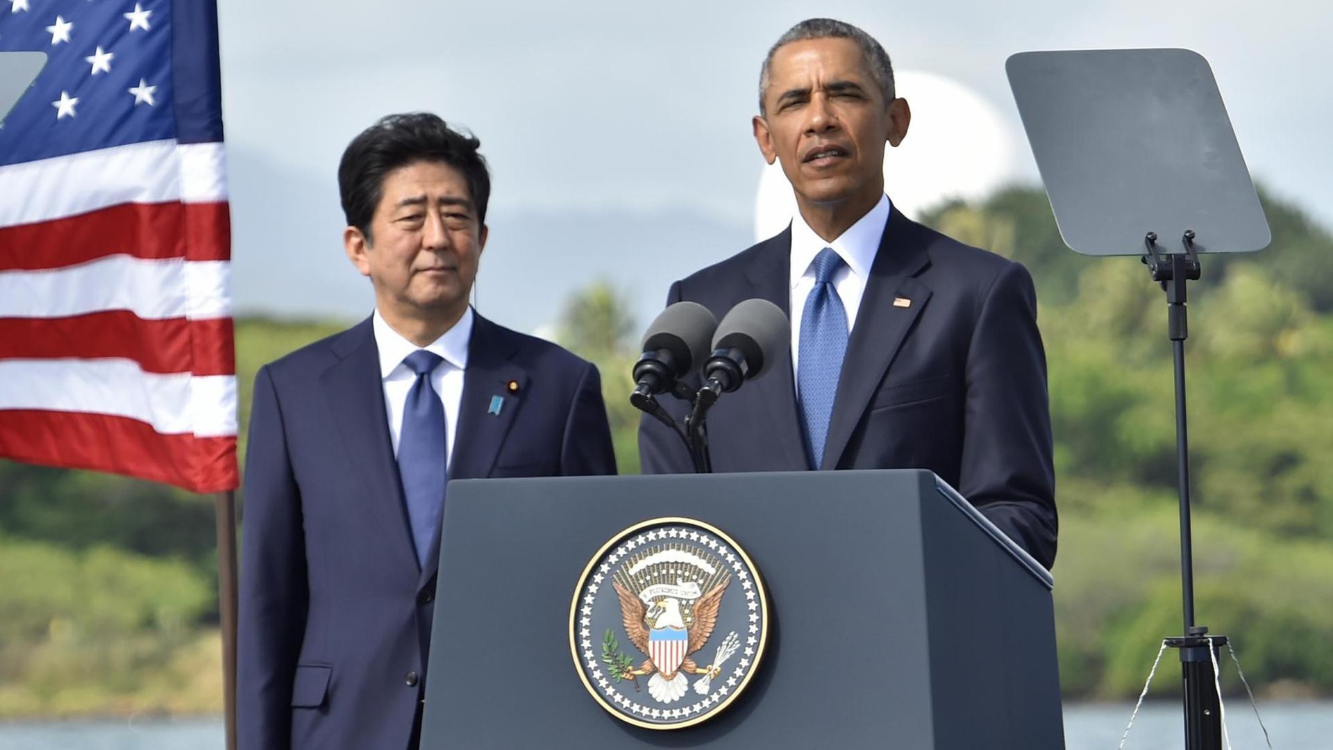 Sie sehen Japans Minister-Präsidenten Shinzo Abe und US-Präsident Barack Obama.