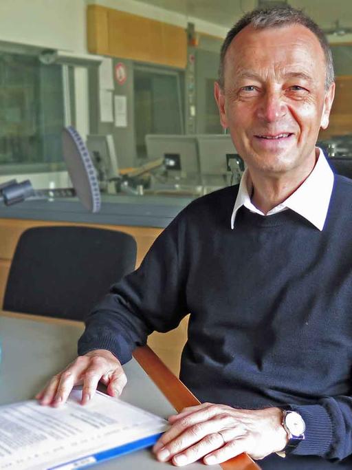 Frère Alois, Prior des Klosters Taizé, zu Besuch im Studio des Deutschlandradio Kultur.