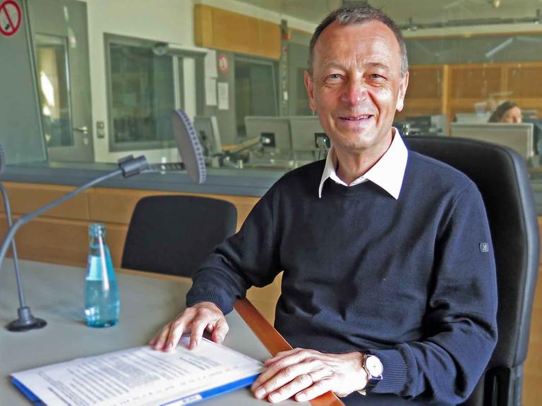 Frère Alois, Prior des Klosters Taizé, zu Besuch im Studio des Deutschlandradio Kultur.