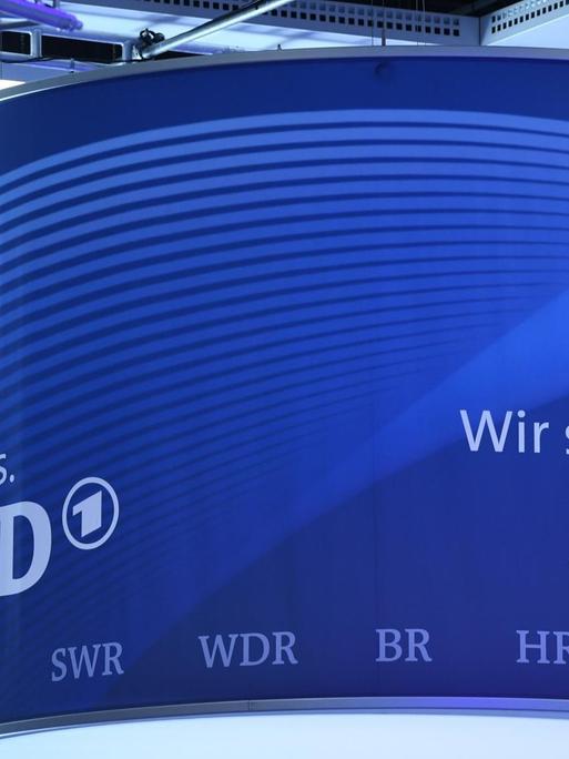 Das ARD-Logo mit dem alten Claim "Wir sind eins" steht auf einem Banner, aufgenommen am 01.09.2016 in Berlin auf der Internationale Funk-Ausstellung IFA.