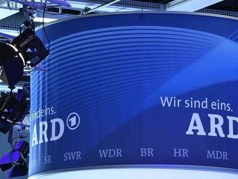 Das ARD-Logo mit dem alten Claim "Wir sind eins" steht auf einem Banner, aufgenommen am 01.09.2016 in Berlin auf der Internationale Funk-Ausstellung IFA.