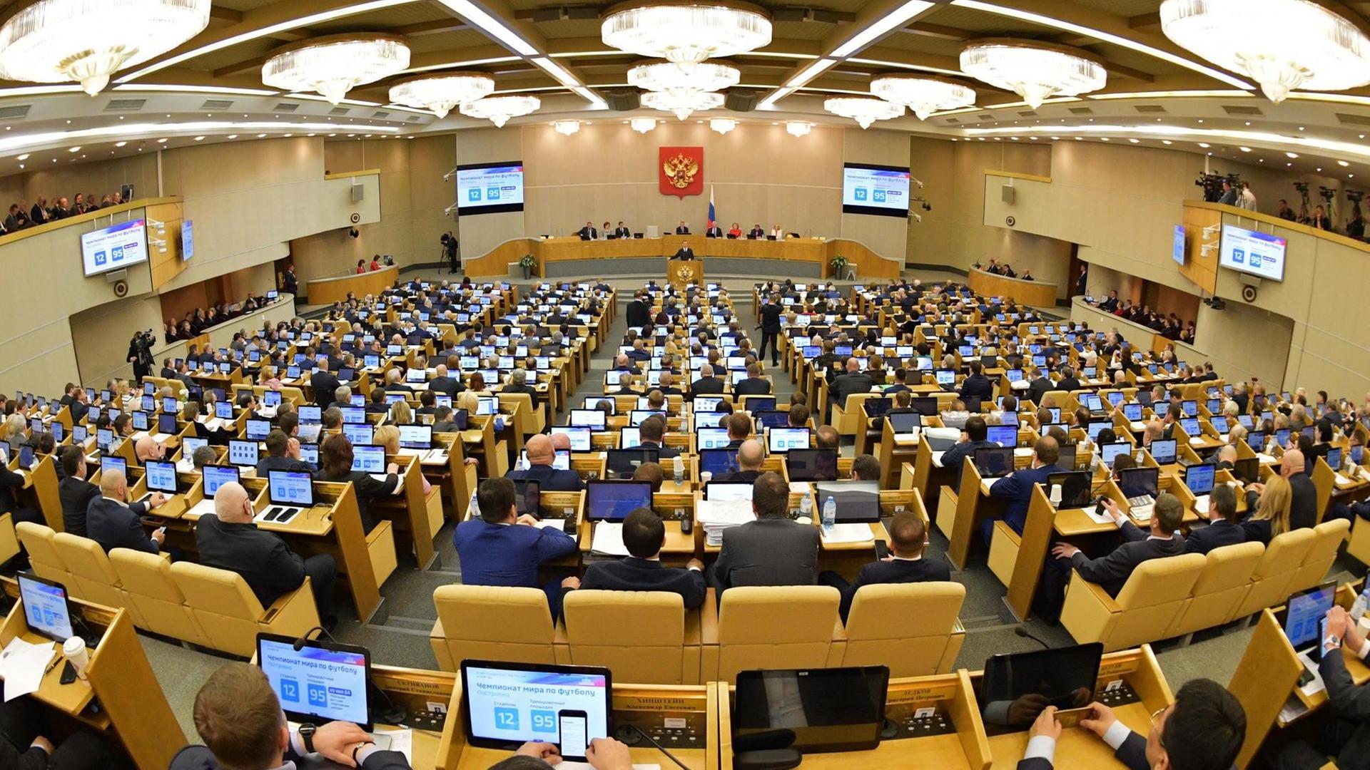 Das russische Parlament, die Staatsduma. Ministerpräsident Dmitry Medwedew hält eine Rede vor deen Abgeordneten.