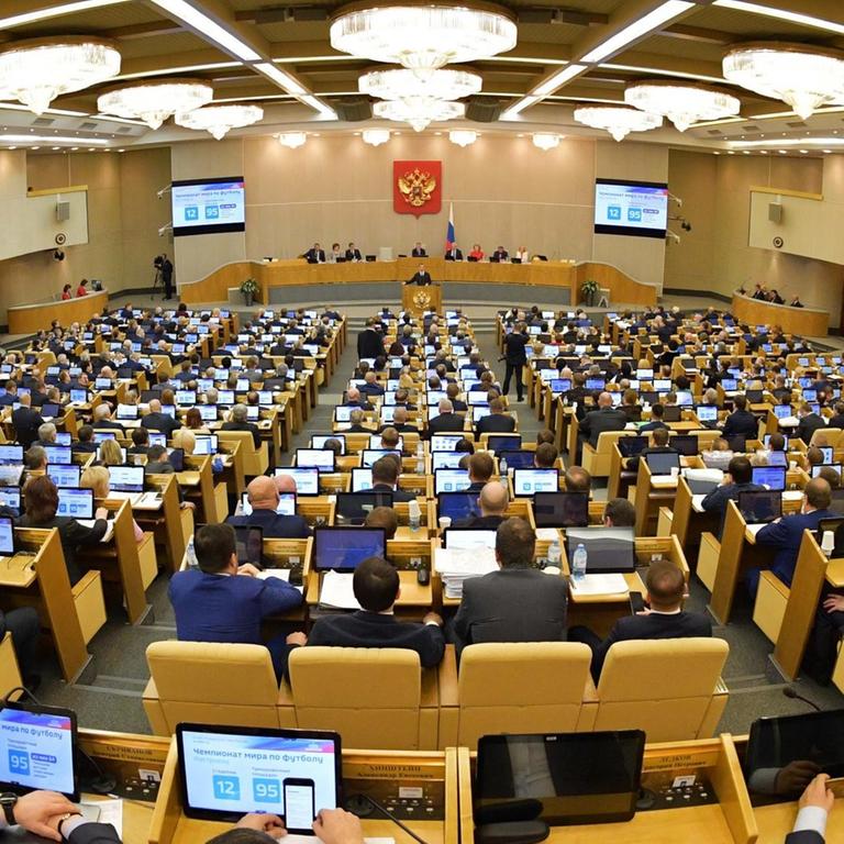 Das russische Parlament, die Staatsduma. Ministerpräsident Dmitry Medwedew hält eine Rede vor deen Abgeordneten.