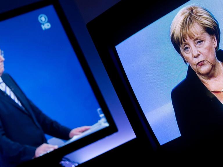 Bundeskanzlerin Angela Merkel (CDU) und der SPD-Spitzenkandidat Peer Steinbrück 2013 beim TV-Duell.