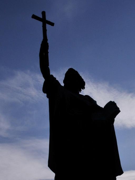 Die Statue des Heiligen Bonifatius hält am Donnerstag (25.03.2010) in Fulda