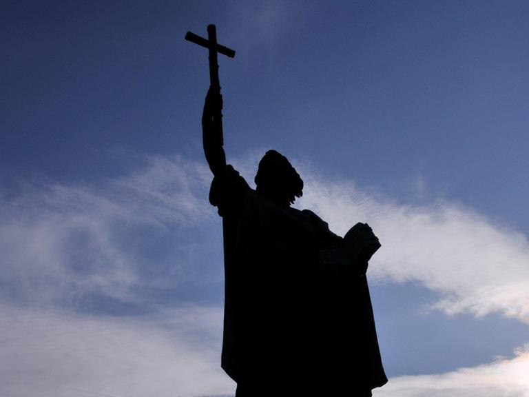 Die Statue des Heiligen Bonifatius hält am Donnerstag (25.03.2010) in Fulda