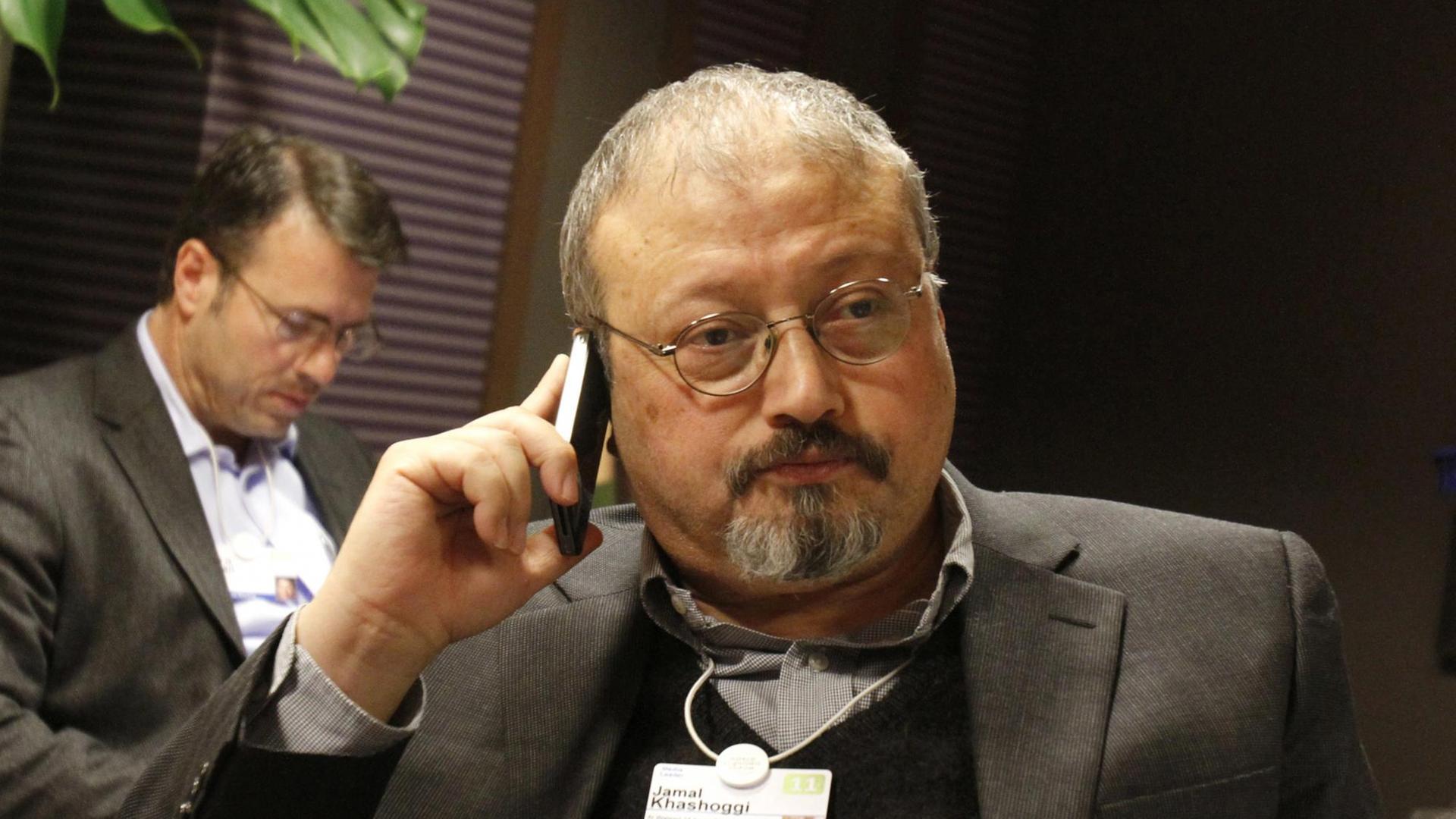 Jamal Khashoggi im Jahr 2011 beim Telefonieren