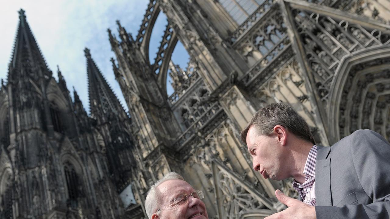 Die Spitzenkandidaten der AfD Bernd Lucke und Hand-Olaf Henkel starten Europawahlkampf vor dem Kölner Dom.