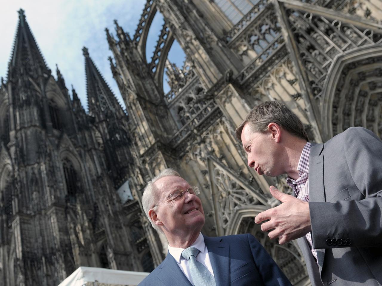 Die Spitzenkandidaten der AfD Bernd Lucke und Hand-Olaf Henkel starten Europawahlkampf vor dem Kölner Dom.