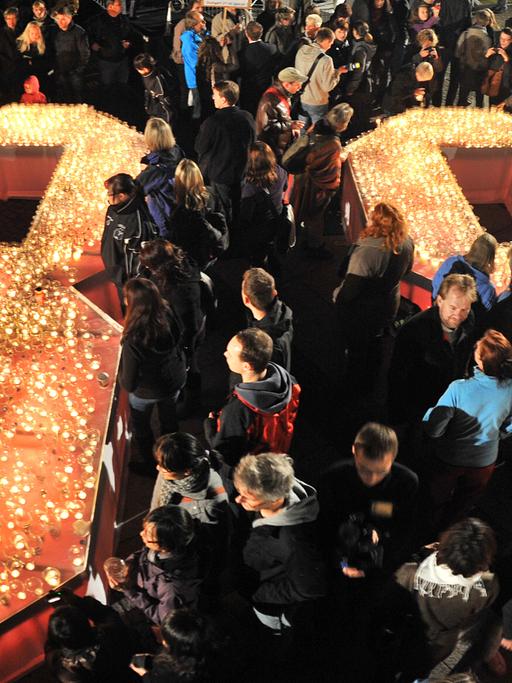 Lichtfest auf dem Leipziger Augustusplatz im Jahr 2010. Leipziger und Gäste der Stadt gestalten eine große 89 aus Kerzen. Mit dem Lichtfest erinnert die Stadt an die historische Montagsdemonstration vom 9. Oktober 1989. Diese Demonstration gilt als der Durchbruch für die Friedliche Revolution in der DDR.