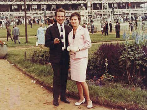 Klaus Rainer Röhl und Ulrike Meinhof auf dem Deutschen Derby, 1966