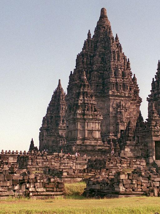 Der dem Hindu-Gott Shiva gewidmete Tempel in Prambanan auf der indonesischen Insel Java. (Aufnahme vom Mai 2000). Der Hindutempel wurde 1991 von der Unesco als Kulturdenkmal in die Welterbe-Liste aufgenommen.