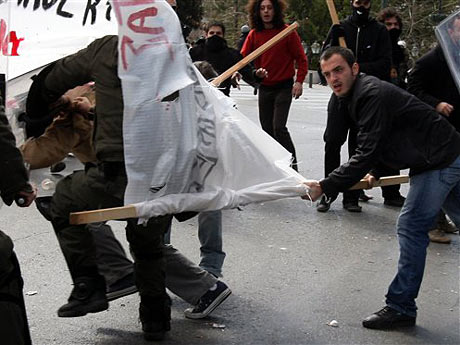 Vor dem Parlament in Athen kommt es zu gewaltsamen Ausschreitungen zwischen Demonstranten und Polizei.
