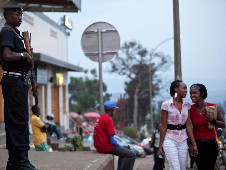 Zwei Frauen laufen eine Straße in Kigali entland, der Hauptstadt Ruandas.