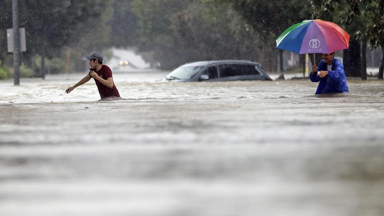 Zwei Menschen im Hochwasser, das Harvey hinterlassen hat, in Houston/Texas
