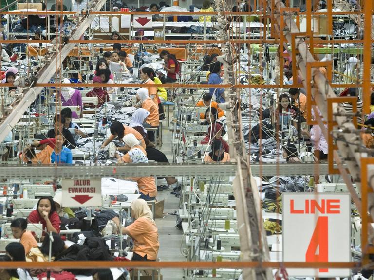 Blick in eine Textilfabrik in der Region um Sukabumi, die eine der großen Arbeitgeber in der Region ist und circa 1500 in der Hauptsache Arbeiterinnen beschäftigt. Aufnahme vom 11.09.2008