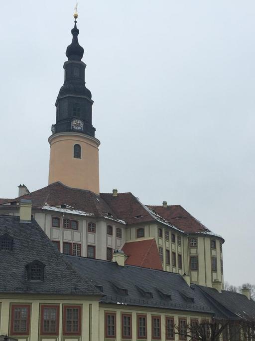 Weesenstein – ein burgähnliches Schloss mit Brücke und spitzem Glockenturm