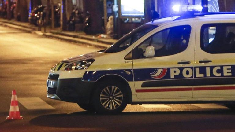 Ein Polizeiauto nach den Anschlägen in Paris.