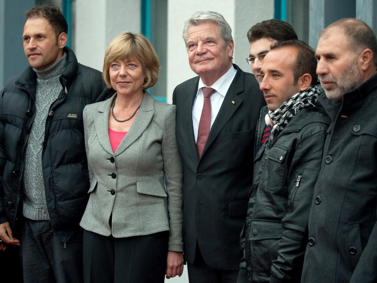 Bundespräsident Gauck besuchte die Flüchtlinge mit seiner Lebensgefährtin Daniela Schadt