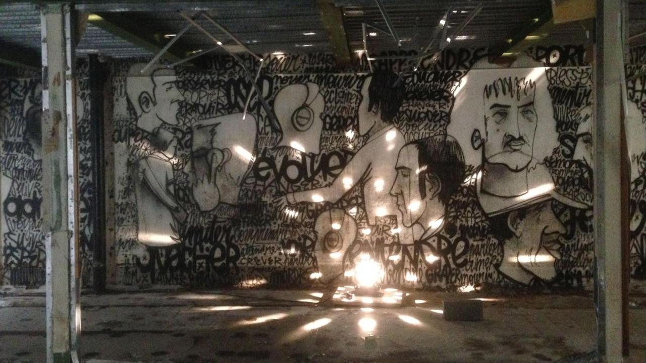 Installation mit einer Diskokugel vor einer von Denis Meyer gestalteten Wand