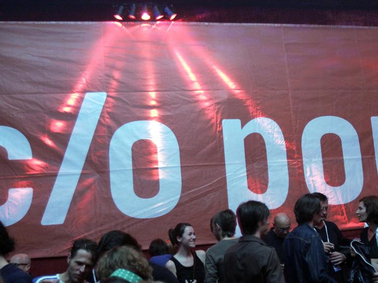 Musik-Fans warten auf die Eröffnung des Festivals c/o pop in der Kölner Festivalzentrale