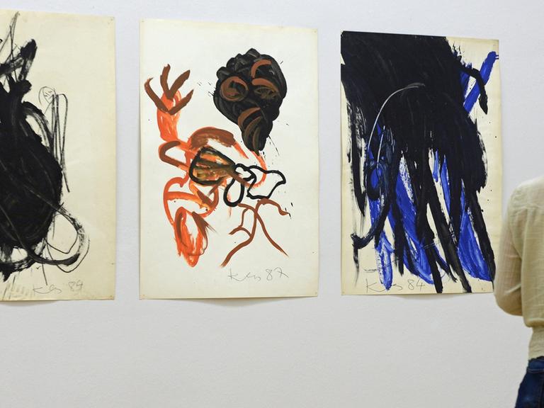 Eine Besucherin betrachtet am 9.5.2014 Acrylarbeiten von Klaus Hähner-Springmühl (1950-2006) in der Ausstellung "Hommage à Klaus Hähner-Springmühl" in den Kunstsammlungen Chemnitz.