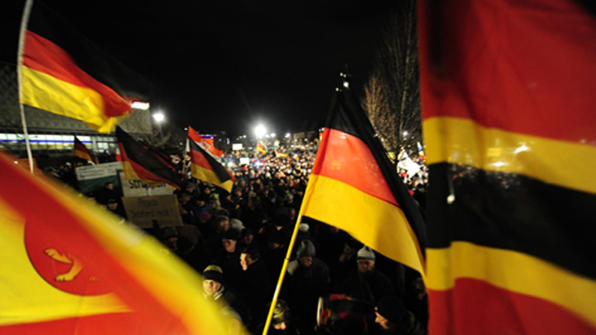 Wehende Deutschlandfahnen bei einer Pegida-Demonstration