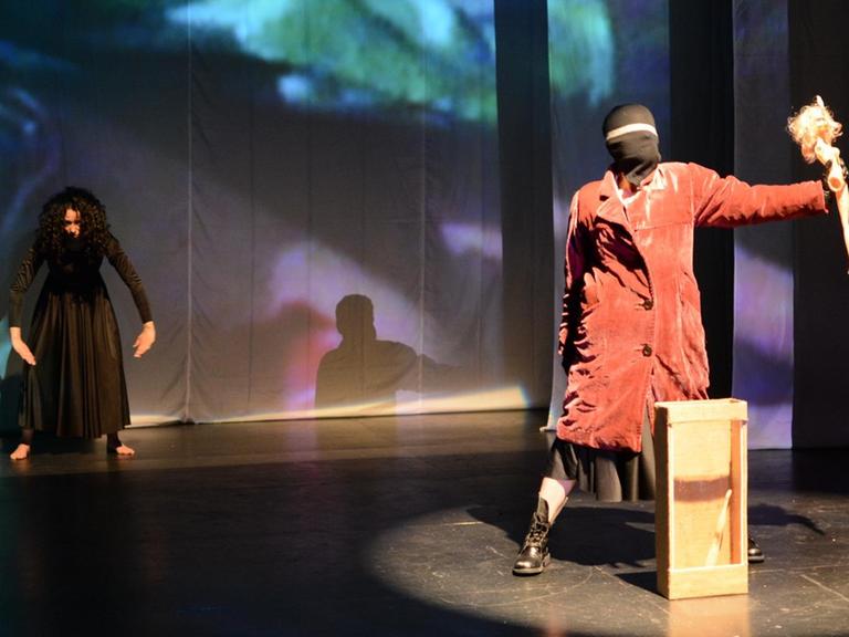 Szene aus Theaterstück "Antigonas. Tribunal de mujeres" im Teatro Seki Sano in Bogotá