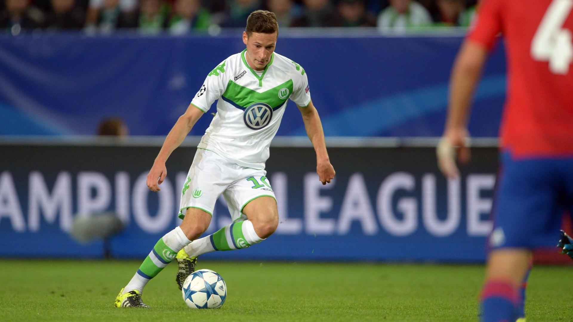 Draxler spielt den Ball. Draxler spielt den Ball.