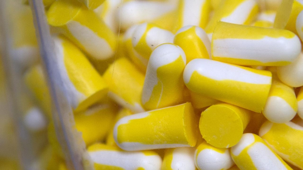 Unzählige gelb-weiße Ohrstöpsel