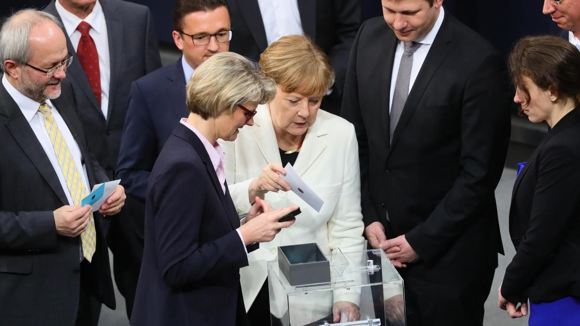  Bundeskanzlerin Angela Merkel gibt ihre Stimme zur Wahl der Bundeskanzlerin im Reichstagsgebäude ab.