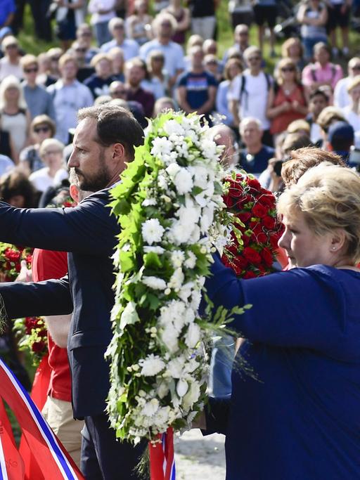 Haakon, Kronprinz von Norwegen, und Ministerpräsidentin Erna Solberg trauern am fünften Jahrestag von Anders Behring Breivik Massaker auf auf der Insel Utøya.