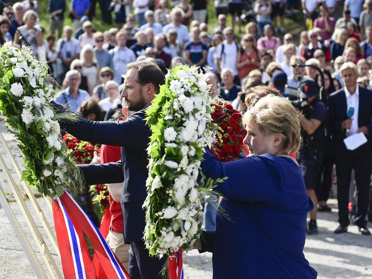 Haakon, Kronprinz von Norwegen, und Ministerpräsidentin Erna Solberg trauern am fünften Jahrestag von Anders Behring Breivik Massaker auf auf der Insel Utøya.