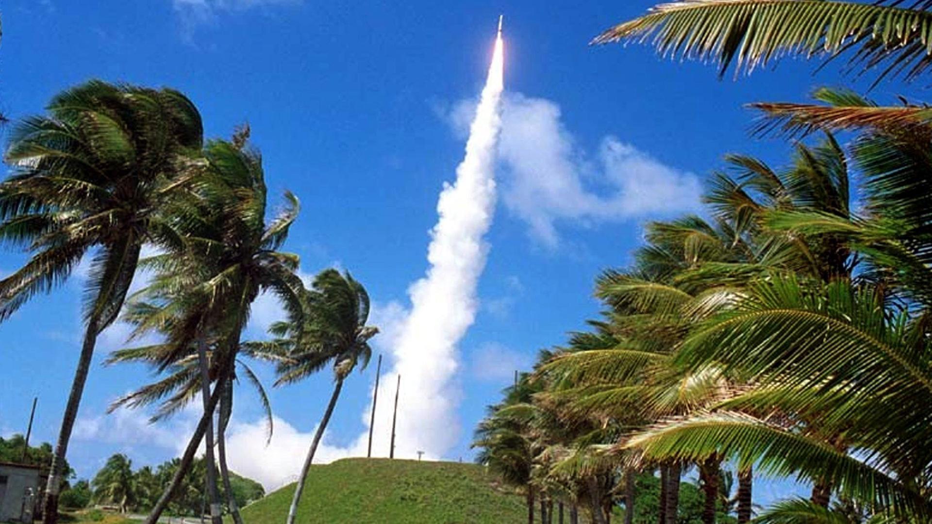 Start einer amerikanischen Rakete von einem Testgelände auf dem Kwajelein Atoll im Pazifik. Das Atoll gehört zu den Marshall-Inseln und ist von den Amerikanern gepachtet.