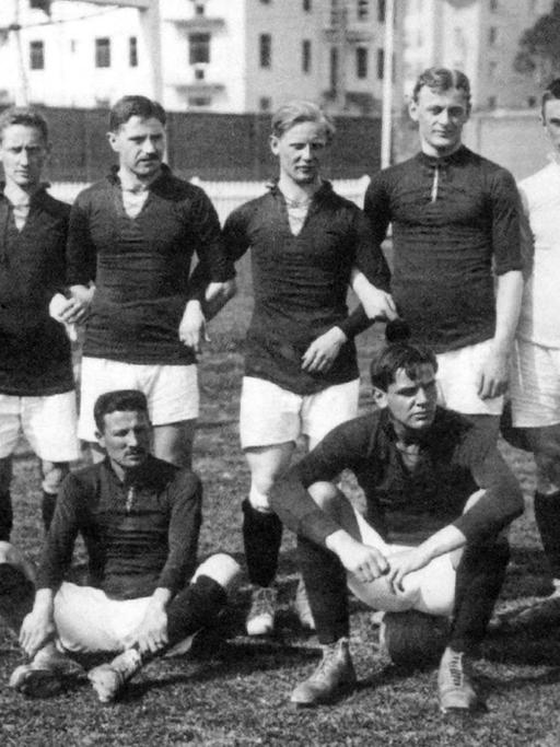Die deutsche Fußball-Nationalmannschaft von 1912 mit dem jüdischen Spieler Julius Hirsch (h.v.l.)