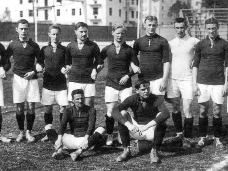 Die deutsche Fußball-Nationalmannschaft von 1912 mit dem jüdischen Spieler Julius Hirsch (h.v.l.)