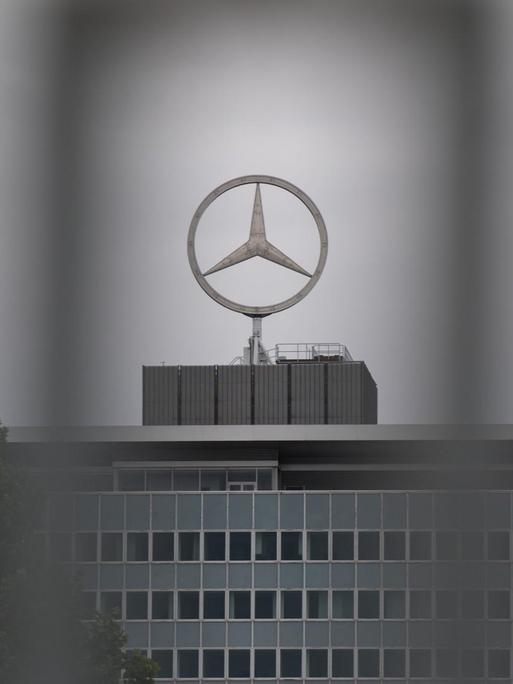 Das Logo der Automarke Mercedes-Benz der Daimler AG ist am 24.07.2017 in Stuttgart (Baden-Württemberg) auf einem Gebäude des Werks Untertürkheim, in dem sich auch die Konzernzentrale befindet, zu sehen.