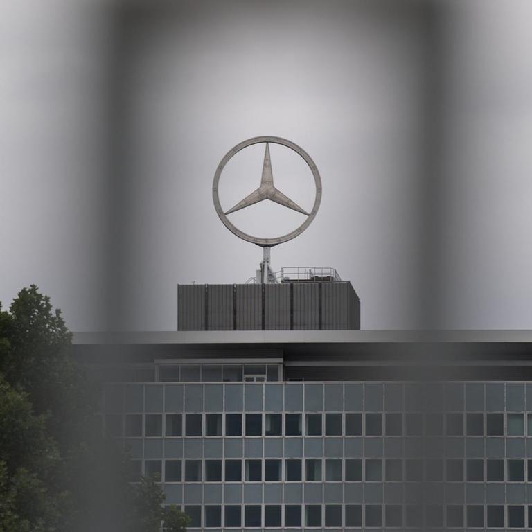 Das Logo der Automarke Mercedes-Benz der Daimler AG ist am 24.07.2017 in Stuttgart (Baden-Württemberg) auf einem Gebäude des Werks Untertürkheim, in dem sich auch die Konzernzentrale befindet, zu sehen.